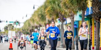 Guida alla Pianificazione di Avventure in Maratona e Trail group of people running on the road during daytime