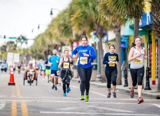 Guida alla Pianificazione di Avventure in Maratona e Trail group of people running on the road during daytime