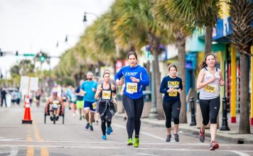 Guida alla Pianificazione di Avventure in Maratona e Trail group of people running on the road during daytime