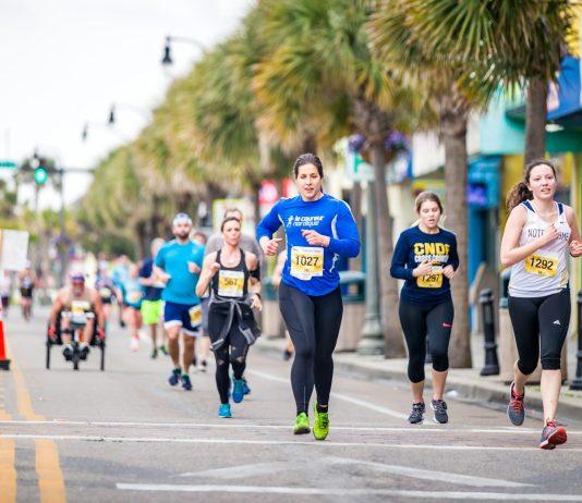 Guida alla Pianificazione di Avventure in Maratona e Trail group of people running on the road during daytime