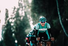 Come Padroneggiare il Ciclismo su Pista e le Basi del Velodromo shallow focus of man riding bike during daytime
