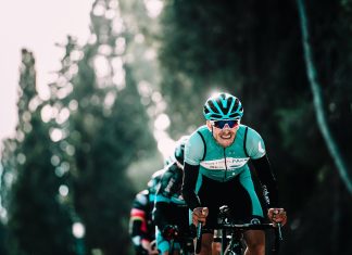 Come Padroneggiare il Ciclismo su Pista e le Basi del Velodromo shallow focus of man riding bike during daytime