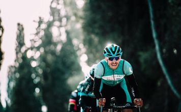 Come Padroneggiare il Ciclismo su Pista e le Basi del Velodromo shallow focus of man riding bike during daytime