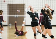 Guida alle Tecniche di Blocco nella Pallavolo women playing volleyball inside court