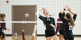Guida alle Tecniche di Blocco nella Pallavolo women playing volleyball inside court