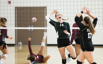 Guida alle Tecniche di Blocco nella Pallavolo women playing volleyball inside court