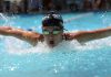 Come Allenarsi per il Successo nel Nuoto e i Percorsi Olimpici person in swimming goggles in swimming pool