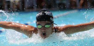 Come Allenarsi per il Successo nel Nuoto e i Percorsi Olimpici person in swimming goggles in swimming pool