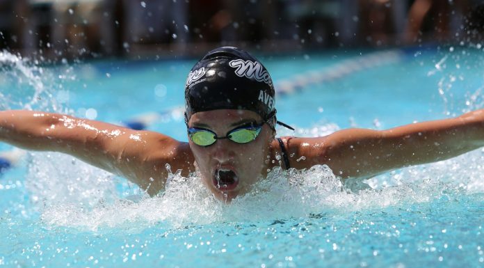 Come Allenarsi per il Successo nel Nuoto e i Percorsi Olimpici person in swimming goggles in swimming pool