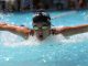 Come Allenarsi per il Successo nel Nuoto e i Percorsi Olimpici person in swimming goggles in swimming pool
