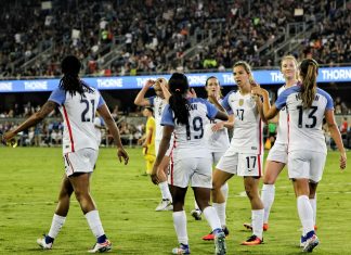 Guida all’Ascesa del Calcio Femminile e alle Leghe Professionali female soccer players at the field near people on bleachers