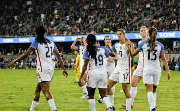 Guida all’Ascesa del Calcio Femminile e alle Leghe Professionali female soccer players at the field near people on bleachers