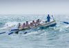 Guida al Canottaggio, alla Vela e alle Regate Costiere sull’Acqua group of men riding boat