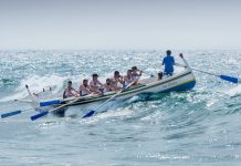 Guida al Canottaggio, alla Vela e alle Regate Costiere sull’Acqua group of men riding boat