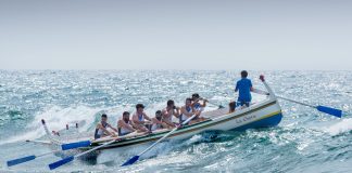 Guida al Canottaggio, alla Vela e alle Regate Costiere sull’Acqua group of men riding boat