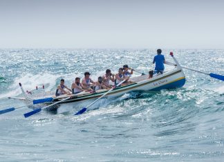 Guida al Canottaggio, alla Vela e alle Regate Costiere sull’Acqua group of men riding boat