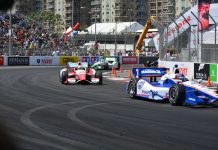 Guida alla Dominanza di Ferrari in Formula 1 e alle Icone della Velocità a group of racing cars driving down a race track