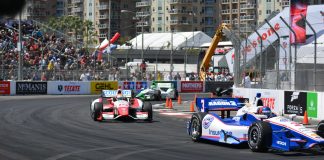 Guida alla Dominanza di Ferrari in Formula 1 e alle Icone della Velocità a group of racing cars driving down a race track