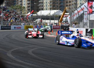 Guida alla Dominanza di Ferrari in Formula 1 e alle Icone della Velocità a group of racing cars driving down a race track