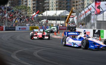 Guida alla Dominanza di Ferrari in Formula 1 e alle Icone della Velocità a group of racing cars driving down a race track
