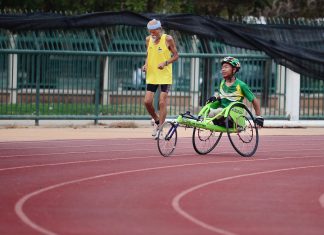 Come Supportare gli Avanzamenti Paralimpici e l’Inclusione man using green wheelchair for walking