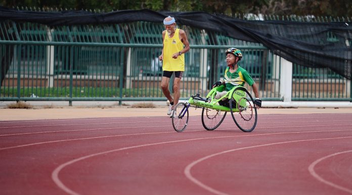 Come Supportare gli Avanzamenti Paralimpici e l’Inclusione man using green wheelchair for walking